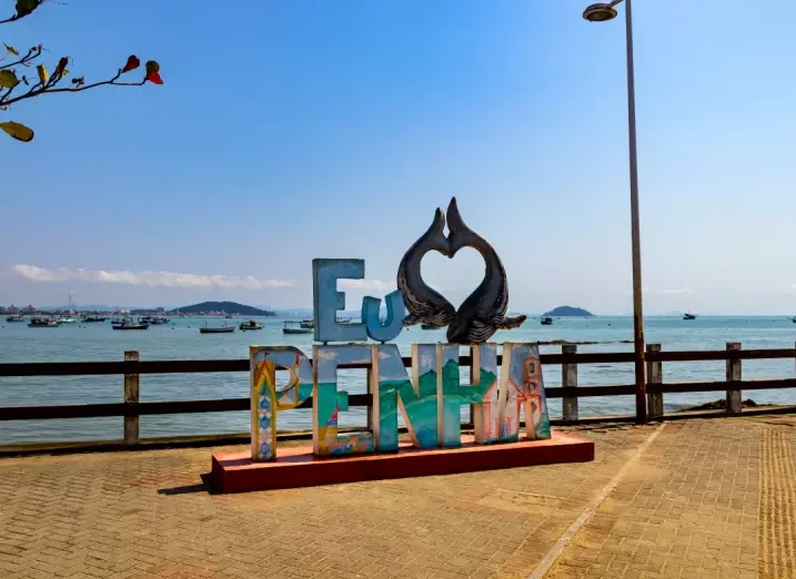 Letreiro Eu amo Penha à beira-mar